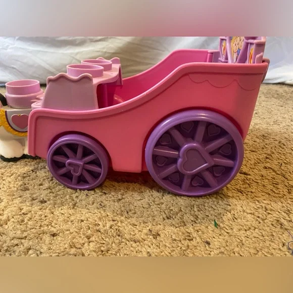 Fisher Price Little People Royal Wedding Carriage - Picture 4 of 13